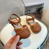 Sandalias Cerradas para Niña 2026 Verano Nuevo Estilo Coreano Caladas Zapatos de Bebé Elegantes Tejidas con Suela Suave Zapatos de Princesa para Niñas Pequeñas