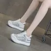 Tênis Branco para Mulheres com Aumento de Altura, Novo Verão 2026 com Sola Grossa, Casual Fashion Versátil, Estilo Coreano, Respirável, Tênis Pai para Mulheres