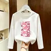 Camiseta feminina super fofa de manga comprida, novo modelo outono 2026, peça de sobrepor para meninas, adequada para crianças mais velhas, algodão puro, gola redonda, camada base