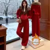 Un Conjunto Completo de Atuendos de Invierno Estilo Coreano para Reducir la Edad, Holgados, Casuales, Deportivos, Incluyendo un Conjunto de Dos Piezas de Sudadera Gruesa Forrada de Polar con Cuello de Piel y Pantalones de Pierna Ancha