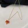 Colar Folha Vermelha para Mulheres no Outono e Inverno, Elegante e Sofisticado, Corrente Clavicular Anko La Vermelha, Acessórios de Corrente para Suéter de Luxo Acessível Europeu e Americano