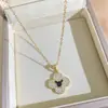 Livro Vermelho mesmo estilo pingente de trevo de quatro folhas todo em diamante gota de óleo ratinho colar para mulheres moderno corrente de clavícula de luxo leve toque de alta qualidade