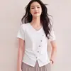 Camiseta Assimétrica de Botão com Decote V de Manga Curta para Mulheres de Design High-End, Novo Estilo de Nicho para o Verão de 2026