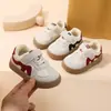 Tênis Casuais de Couro para Bebês e Crianças 2026 Outono/Inverno Novo Estilo Tênis Infantis Unissex de Algodão com Forro de Lã para Aquecimento Sapatos de Caminhada para Bebês