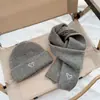 Conjunto de Dos Piezas de Gorro y Bufanda para Niños Otoño e Invierno Gorro de Lana con Corazón para Niños y Niñas Juego de Gorro de Invierno Cálido para Bebé