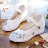 Roupas chinesas antigas de inverno, estilo antigo, sapatos de pano de Pequim, aumento de altura interna, estilo étnico, cheongsam, sapatos bordados de sola grossa, salto alto, forrado de lã