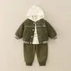 Conjunto de Tres Piezas para Bebé Niño con Sudadera con Capucha, Chaqueta y Pantalones Largos, Traje Cálido de Exterior para Niños, Estilo Nuevo Primavera 2026