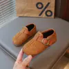Mocassins casuais retrô para meninas 2026 novos sapatos de couro respiráveis para primavera e outono para uso externo sapatos slip-on preguiçosos para meninos