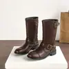 Botas de motocicleta retro de doble hebilla para mujer, colección otoño/invierno 2026, puntera redonda, tacón bajo, botas de media pantorrilla, cuero suave, efecto adelgazante, botas de montar estilo western