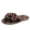 Comercio exterior transfronterizo talla grande 2023 verano nuevo moda europea y americana personalidad espiga clip dedo mujer Mao Mao pantuflas planas