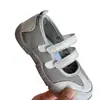 Zapatos casuales versátiles de moda imprescindibles para bebés niños, nuevo diseño de zapatillas deportivas elegantes para otoño temprano 2026 para bebés niñas