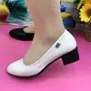Sapatos de Trabalho Femininos de Outono 2025 Nova Moda Versátil Sapatilhas de Solado Macio para Mulheres para Trabalhar Salto Baixo Médio Raso Sapatos Pequenos de Couro