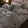 Conjunto de quatro peças de leite veludo espesso novo para o Inverno 2025, fleece de dupla face de veludo coral, capa de edredom e lençol de cama quentes de pelúcia