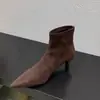 Botas finas elásticas de sola macia para outono e inverno, botas de salto agulha com bico fino, botas curtas femininas, salto baixo, botas de camurça únicas, estilosas e versáteis