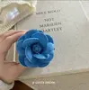 Clip de Plátano de Venta Caliente Retro Azul Denim de Gama Alta con Flor de Rosa, Ambiente Suave y Aspecto Completo en la Parte Trasera de la Cabeza