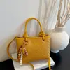 Bolsa de mão com padrão trançado fashion, novo modelo de verão 2026, alto valor estético, texturizada, bolsa quadrada pequena única, bolsa de ombro e transversal de cor sólida
