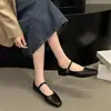 Zapatos de mujer de tacón bajo con una sola tira, nuevo estilo otoño 2026, adecuados para combinar con faldas, zapatos de moda de suela blanda, zapatos Mary Jane franceses inspirados en Chanel