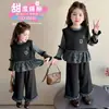 Dulce conjunto coreano de tres piezas para niñas pequeñas, nueva moda otoño 2026, elegante conjunto de pantalones con volantes y chaleco para niñas