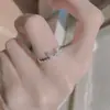 Anillo de mariposa para mujer, anillo de cola con sentido de diseño, anillo para dedo índice de lujo ligero, anillo abierto liso, joyería de alta gama con un lazo