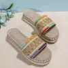 Stock Listo del Fabricante Estilo Étnico Transfronterizo Europeo y Americano Talla Grande para Mujer Suela Gruesa Boca de Pez Cuerda de Cáñamo Color Caramelo Pantuflas Nuevo Estilo 2025