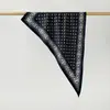 Pañuelo de cabeza de estilo étnico, Pañuelo triangular de sarga imitación seda con estampado Paisley, Cubre cabeza, Pañuelo triangular con estampado Paisley al por mayor