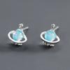 Pendientes elegantes con forma de corazón de estilo extranjero con aguja plateada, sencillos, pequeños y exquisitos, con colgante de mariposa.