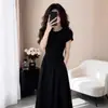Vestido preto de manga curta estilo Hepburn francês super bonito para mulheres, novo estilo verão 2026, saia longa elegante que acintura