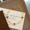 Pulsera de trébol de cuatro hojas chapada en oro de alta gama que no se decolora, pulsera de cadena de trébol de la suerte de lujo ligero para mujer, venta al por mayor de joyería