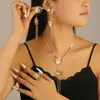Pendientes de botón de flor hueca tridimensionales accesorios de collar diseño de nicho europeo y americano exquisito y elegante accesorios de joyería de alta gama para mujer