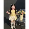 Super Lindo Conjunto de Verano para Niñas 2026 Nuevo y Moderno Conjunto Infantil con Chaleco de Mangas Volantes que Ceñe la Cintura y Falda de Capullos de Flores Conjunto de Dos Piezas