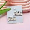 Novos Acessórios de Joias Bonitos Grampo de Cabelo DIY Buraco Fivela de Sapato Acessórios Acessórios de Cabelo Grampo de Cabelo Capa de Celular Adesivo Material Atacado