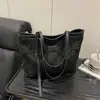Bolsa de Hombro con Colgante Bordado Fresco de Gran Capacidad Nuevo Estilo 2025 Elegante Popular para Compras Debajo del Brazo