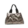 Bolsa de Mão Grande Capacidade para Comércio Exterior Transfronteiriço para Mulheres Outono e Inverno 2022 Nova Bolsa de Tecido Acolchoado Tendência Simples Bolsa de Mão Feminina