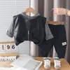 Sudadera con capucha de manga larga a rayas de moda para niños, Otoño e Invierno 2026, Ropa para niños, Chaqueta de cuero, Chaleco, Conjunto de tres piezas, Venta al por mayor