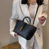 Bolso de cesta de verduras portátil de nicho de alta gama para mujer, nuevo bolso de hombro tipo cubo retro de moda de primavera y verano 2024
