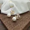 Presilha de orelha estilo Chanel com pérola dupla C para mulheres, brincos únicos de luxo leve de alta qualidade, nova joia de orelha popular para outono e inverno 2023