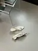 Primer Encuentro con las Chanclas de Tacón Grueso de Moda de la Temporada para Mujer, Nuevas Sandalias de Verano 2026 Estilo Coreano Nicho con Hebilla Metálica y Tira para los Dedos