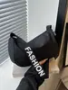 Bolso de mano de moda y versátil, famoso en internet, tipo dumpling, versión coreana al por mayor, nuevo bolso de mano de primavera, bolso de hombro y cruzado para mujer de uso diario