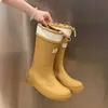 Sapatos de água moda estilo coreano transfronteiriços cano médio boca de cordão galochas femininas quatro estações calçados externos de trabalho impermeáveis antiderrapantes galochas Martin