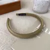 Luxo Leve e Senso de Design Faixa de Cabeça com Cabeça Esponjosa de Borda Fina em Cetim Acessórios de Cabelo de Cor Pura para Mulheres Faixa de Cabeça 2023 Novo Estilo de Celebridade da Internet
