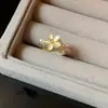 ¡El Lenguaje de las Flores de Qianqian! Anillo de Flor de Ojo de Gato de Zircón Ardiente Perla Anillo de Dedo de Lujo Ligero Sensación de Gama Alta Joyería de Mano de Moda para Mujeres