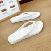 Nuevas chanclas de moda para hombre de verano, sandalias de dedo con suela suave antideslizante de EVA, duraderas para uso en exteriores, chanclas de playa para la isla