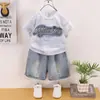 Conjunto de Verano para Niños 2026 Nuevo Elegante Estampado de Letras de Verano Manga Corta Dos Piezas para Bebés y Niños, Ropa Ligera al por Mayor