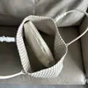 2025 Nova Bolsa de Mão/Ombro Trançada Tendência, Luxo Leve, Simples, Cesta de Legumes de Grande Capacidade, Bolsa Tote de Grande Capacidade