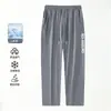 Calça Longa Masculina de Seda Gelada para Verão 2026 Novo Estilo Solta Esportiva Tendência Casual Roupa de Trabalho Secagem Rápida Fina Calça de Agasalho