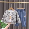 Nuevo Modelo Estilo Coreano para Niños y Niñas, Cárdigan Casual Deportivo con Estampado Completo de Cabeza de Oso de Dibujos Animados, Elegante Conjunto de Moda de Tres Piezas para Bebé