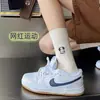 Calcetines de mujer modernos y versátiles, perfectos para otoño e invierno, con un diseño elegante, engrosados para abrigar y con un efecto adelgazante en las piernas.. Estos calcetines de media pantorrilla también son adecuados para el deporte y el uso diario.