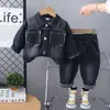 Primavera de 2025 novo terno casual de duas peças para meninos com bolso duplo, lapela em jeans, manga longa, moderno