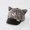 Gorra de béisbol moderna para niños y bebés con orejas de estampado de leopardo y diseño de gato de dibujos animados