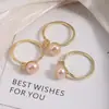 Anillo Sencillo de Perla de Agua Dulce Rosa Natural Circonita Micro-pavimentada Cobre Chapado en Oro Color Duradero Fabricante Venta al por Mayor Anillo